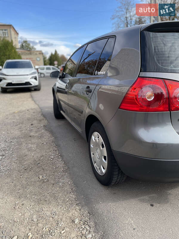 Хэтчбек Volkswagen Golf 2004 в Первомайске