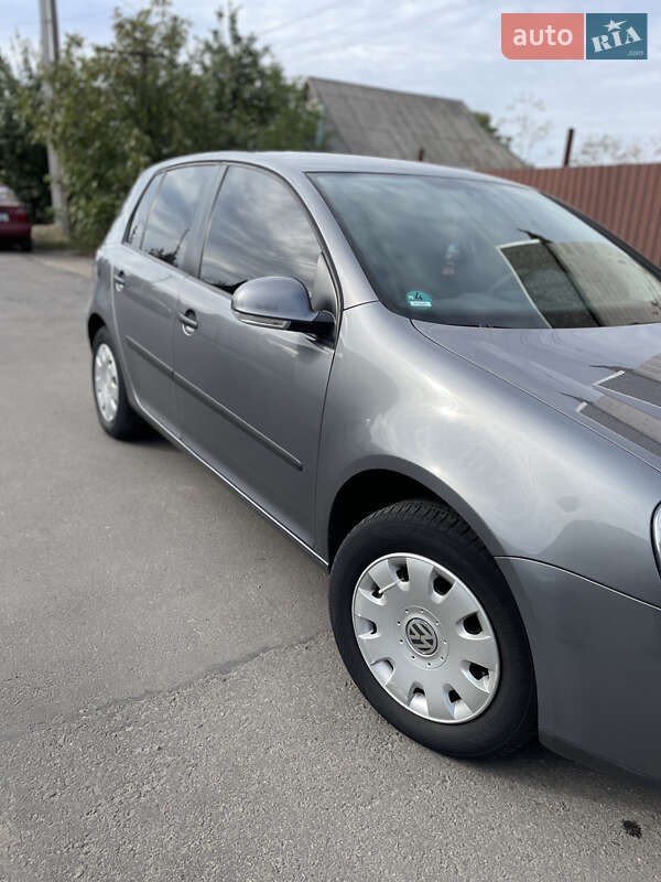 Хэтчбек Volkswagen Golf 2004 в Первомайске