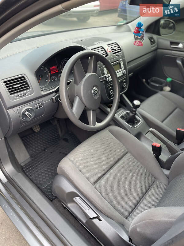 Хэтчбек Volkswagen Golf 2004 в Первомайске