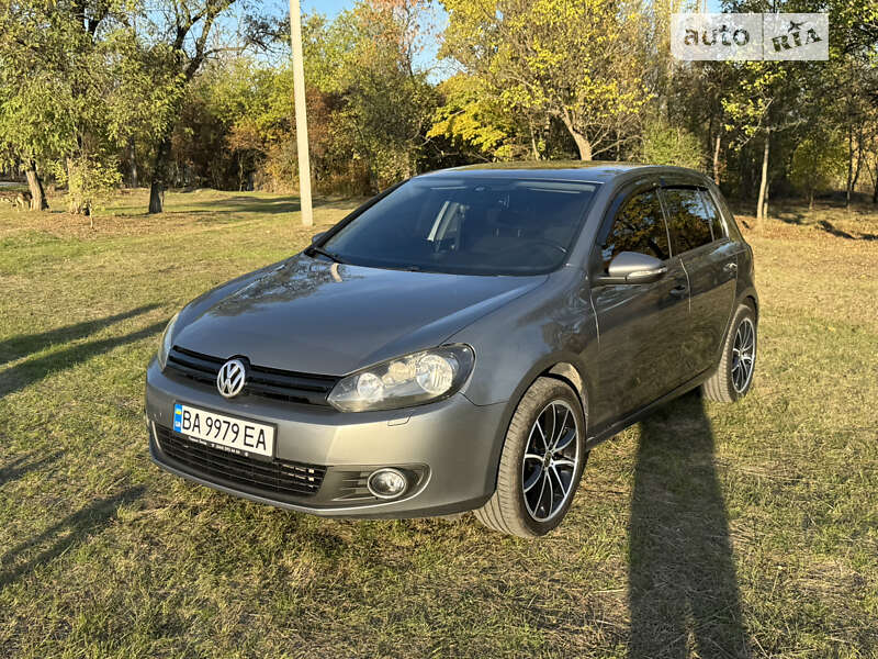 Хэтчбек Volkswagen Golf 2011 в 