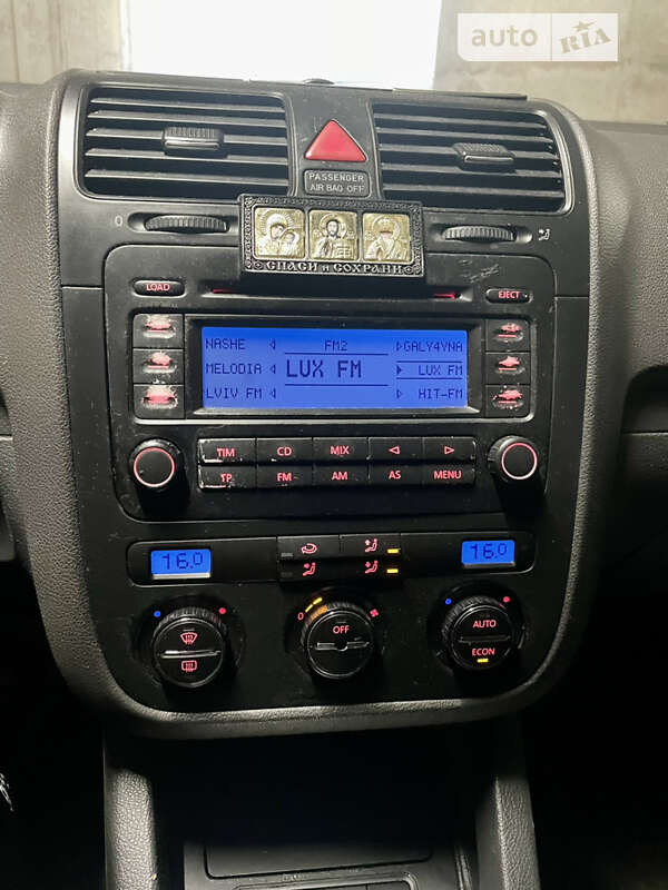 Хэтчбек Volkswagen Golf 2005 в Львове