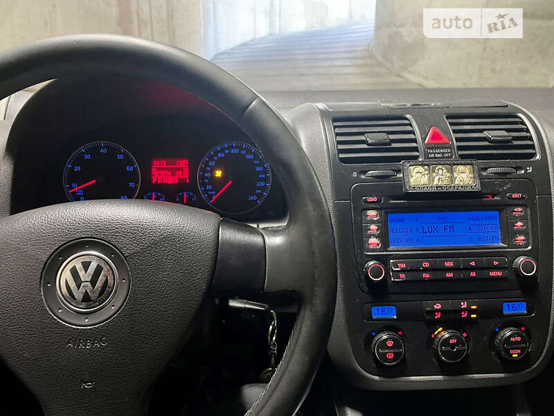 Хэтчбек Volkswagen Golf 2005 в Львове