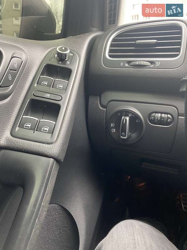 Хетчбек Volkswagen Golf 2011 в Києві