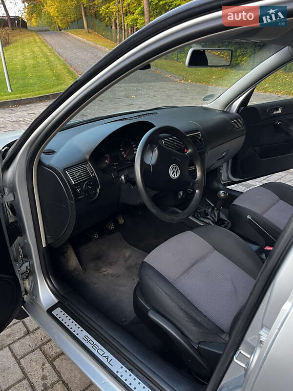 Хэтчбек Volkswagen Golf 2001 в 