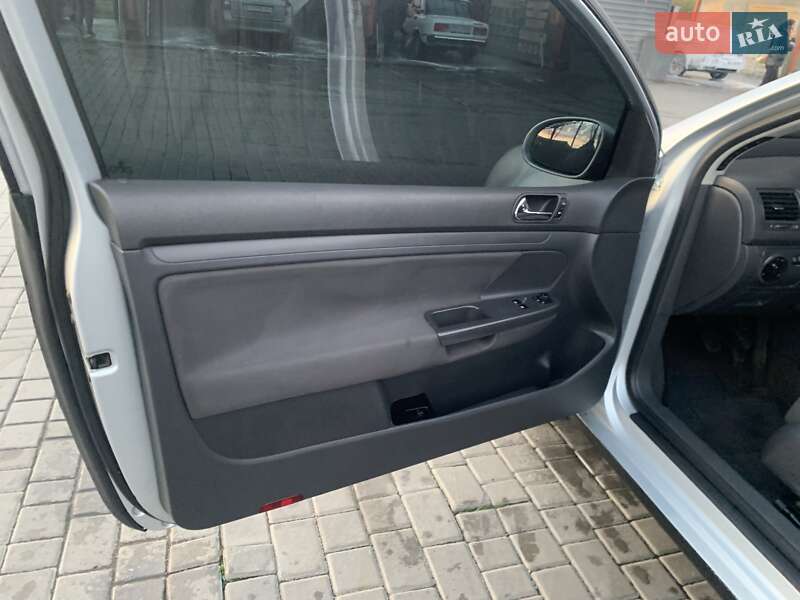 Хэтчбек Volkswagen Golf 2003 в Мукачево