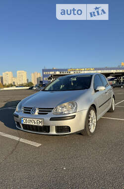 Хетчбек Volkswagen Golf 2004 в Києві