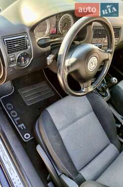 Хэтчбек Volkswagen Golf 2003 в Золотоноше