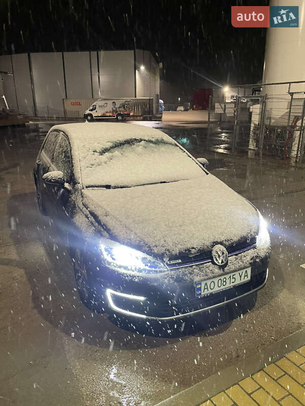 Хетчбек Volkswagen Golf 2017 в Ужгороді