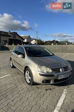 Хетчбек Volkswagen Golf 2005 в Вараші