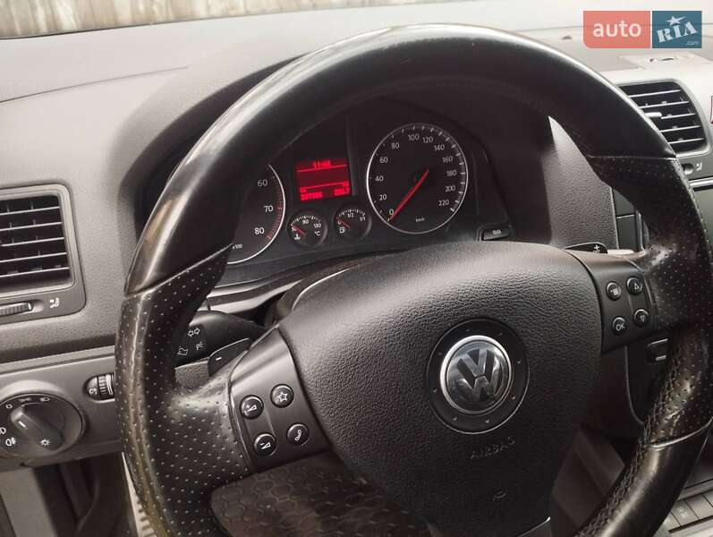 Хэтчбек Volkswagen Golf 2005 в Чернигове