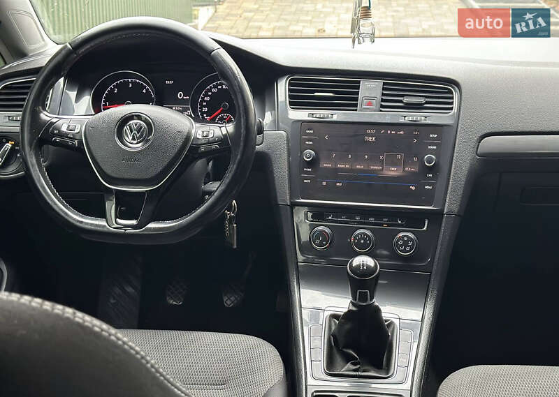 Універсал Volkswagen Golf 2017 в Рівному