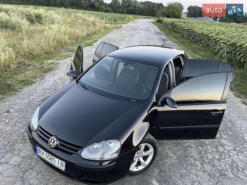 Хетчбек Volkswagen Golf 2003 в Новій Ушиці