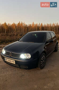 Хетчбек Volkswagen Golf 2002 в Березному