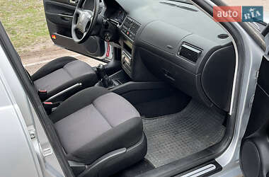 Хэтчбек Volkswagen Golf 2001 в 