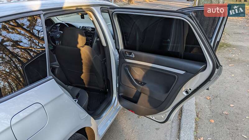 Універсал Volkswagen Golf 2013 в Чернівцях