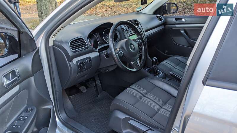 Універсал Volkswagen Golf 2013 в Чернівцях