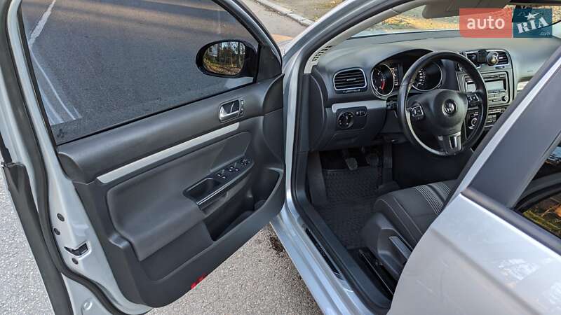 Універсал Volkswagen Golf 2013 в Чернівцях