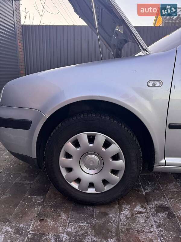 Універсал Volkswagen Golf 2002 в Цумані