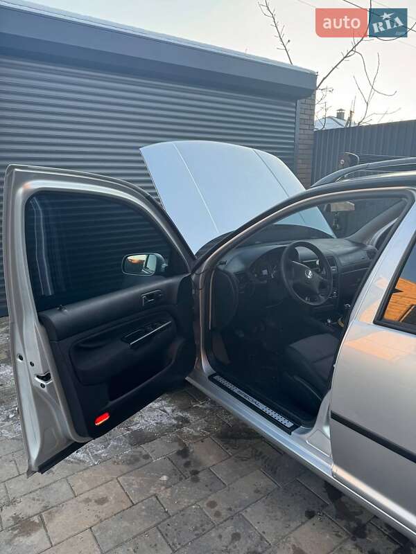 Універсал Volkswagen Golf 2002 в Цумані