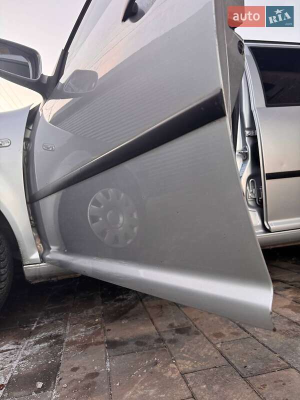 Універсал Volkswagen Golf 2002 в Цумані