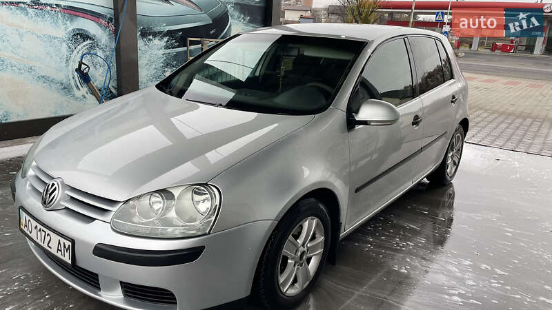 Хетчбек Volkswagen Golf 2004 в Ужгороді