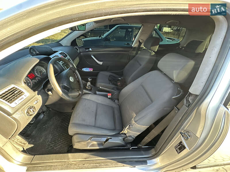 Хетчбек Volkswagen Golf 2004 в Мукачевому