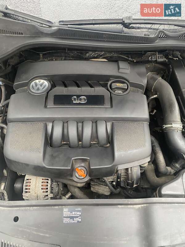 Хетчбек Volkswagen Golf 2005 в Чугуєві