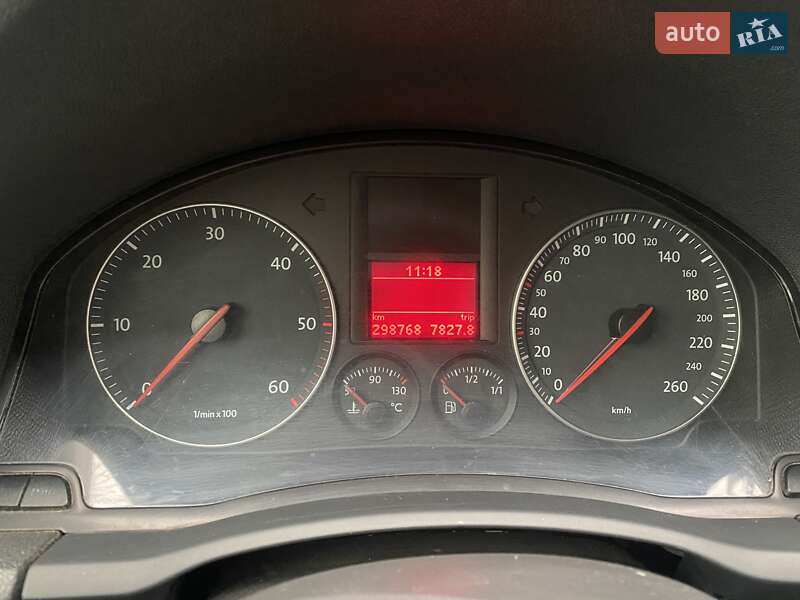 Хетчбек Volkswagen Golf 2003 в Ружині