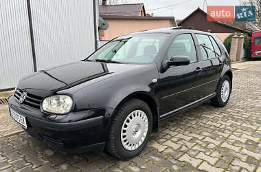 Хэтчбек Volkswagen Golf 2002 в Черновцах