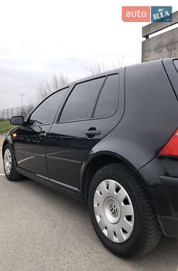 Хэтчбек Volkswagen Golf 2003 в 