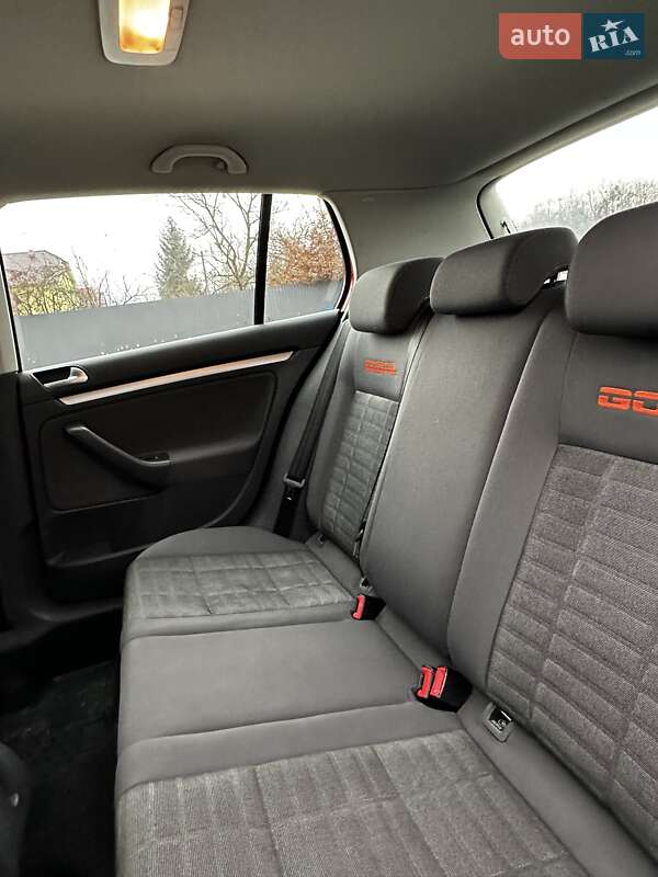 Хетчбек Volkswagen Golf 2006 в Сваляві