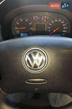 Хэтчбек Volkswagen Golf 2000 в 