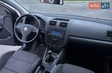 Хэтчбек Volkswagen Golf 2004 в Днепре