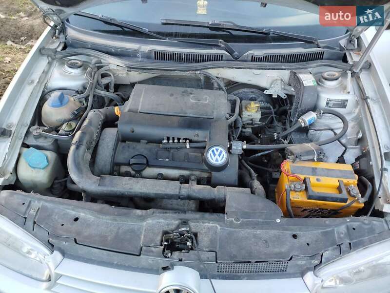 Хетчбек Volkswagen Golf 2002 в Чернівцях