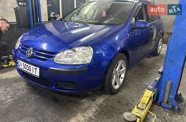 Хэтчбек Volkswagen Golf 2005 в Олевске