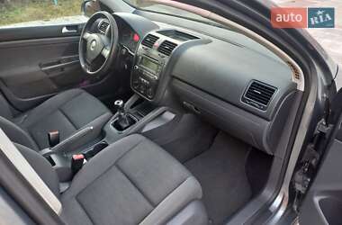 Хетчбек Volkswagen Golf 2005 в 