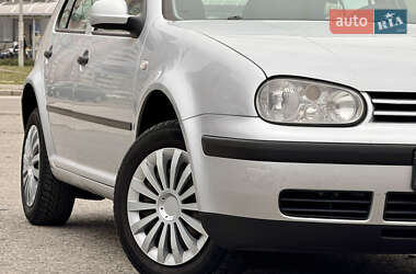 Хэтчбек Volkswagen Golf 2003 в Киеве