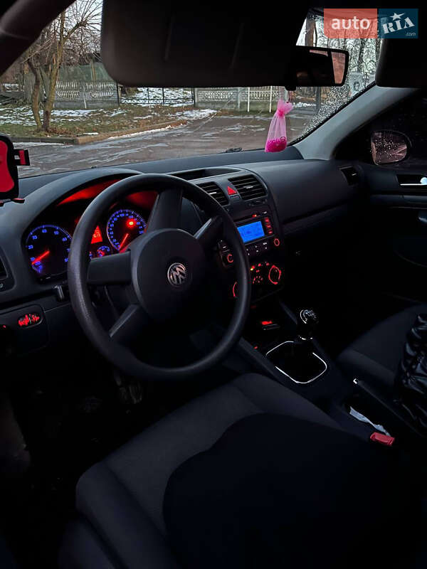 Хэтчбек Volkswagen Golf 2005 в Кролевце