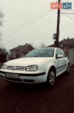 Хэтчбек Volkswagen Golf 2002 в 
