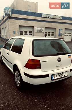 Хэтчбек Volkswagen Golf 2002 в 