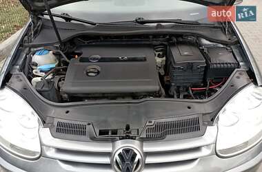 Хэтчбек Volkswagen Golf 2005 в Томаковке