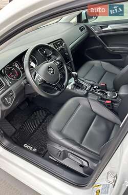 Хэтчбек Volkswagen Golf 2019 в 