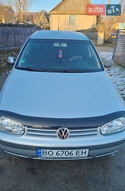 Хетчбек Volkswagen Golf 2003 в Шумську