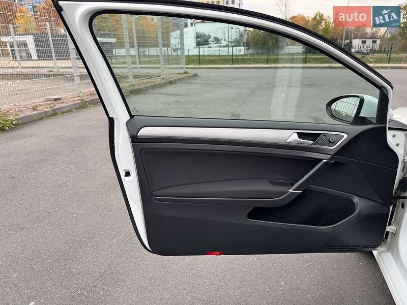 Хэтчбек Volkswagen Golf 2015 в Львове