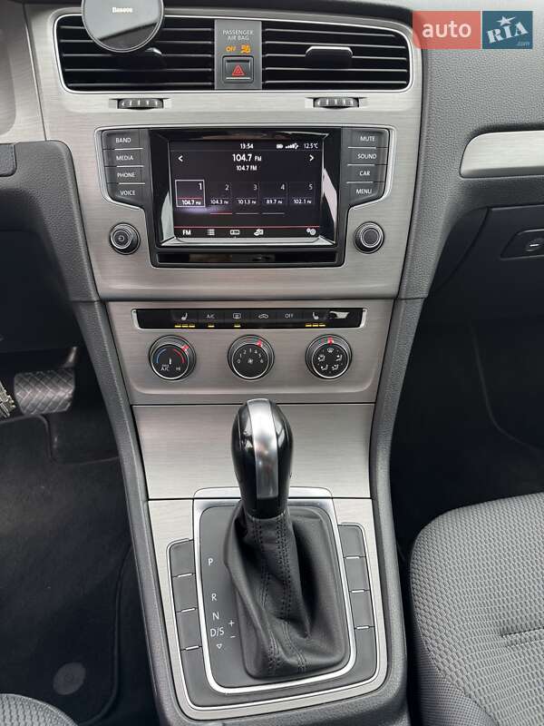 Хэтчбек Volkswagen Golf 2015 в Львове