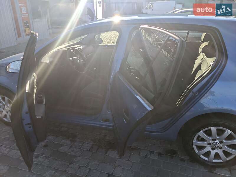 Хетчбек Volkswagen Golf 2003 в Хмельницькому