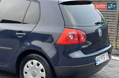 Хетчбек Volkswagen Golf 2004 в Міжгір'ї