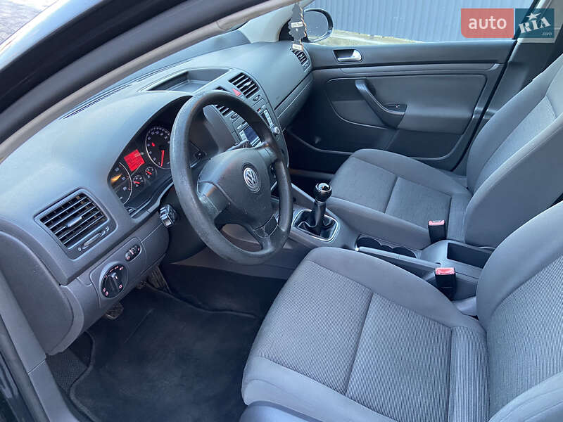 Хетчбек Volkswagen Golf 2008 в Сваляві