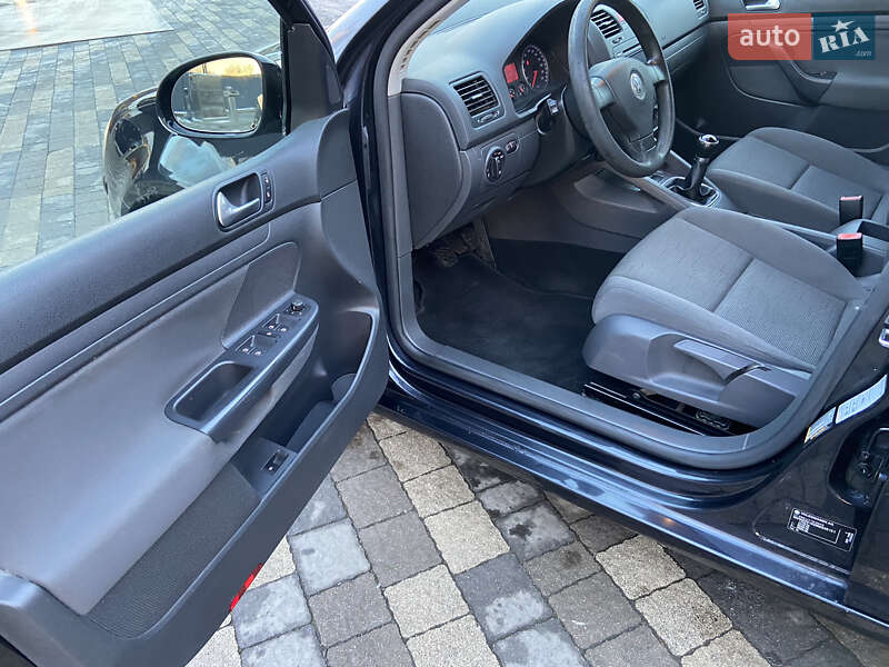 Хетчбек Volkswagen Golf 2008 в Сваляві