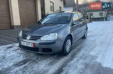 Хетчбек Volkswagen Golf 2004 в Сваляві